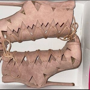 Analy Cutout Heel